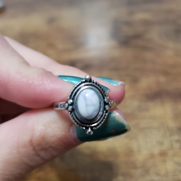 Silver tone ring with white stone size 5.5 - Picture 4 of 7